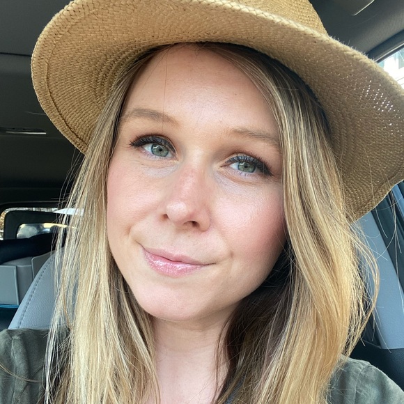 Meet your Posher, Korye - Picture 1 of 4